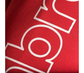 Detalle sudadera de entrenamiento UE Olot Umbro Glory en color rojo con escudo transfer.