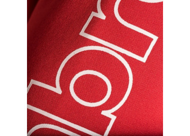Detalle sudadera de entrenamiento UE Olot Umbro Glory en color rojo con escudo transfer.